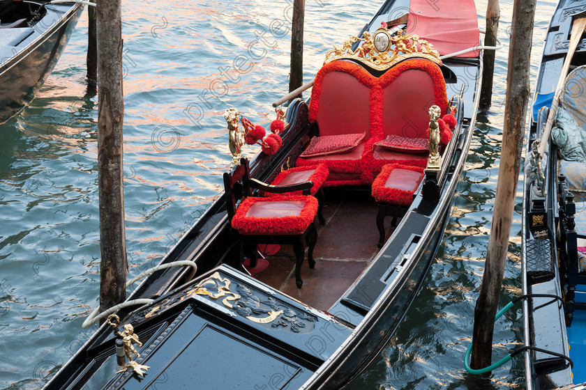 D3X 9190 
 Gondola - Grand Canal - Venice 
 Keywords: Gondola,Venice,Canal,Italy,