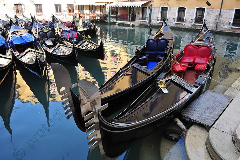 D3X 0981 
 Gondolas 
 Keywords: Venice,Gondola,Reflections,