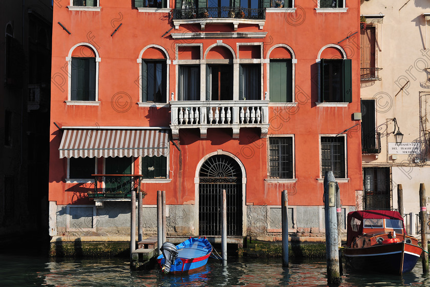 D3X 9422 
 Venetian Canal 
 Keywords: Venice,Canal,Italy,Gondola