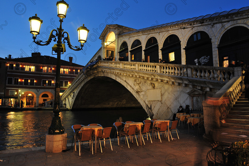 D3X 1132 
 Night at Rialto 
 Keywords: Rialto,Bridge,Night,Venice,Italy,Grand Canal,Street lamp,